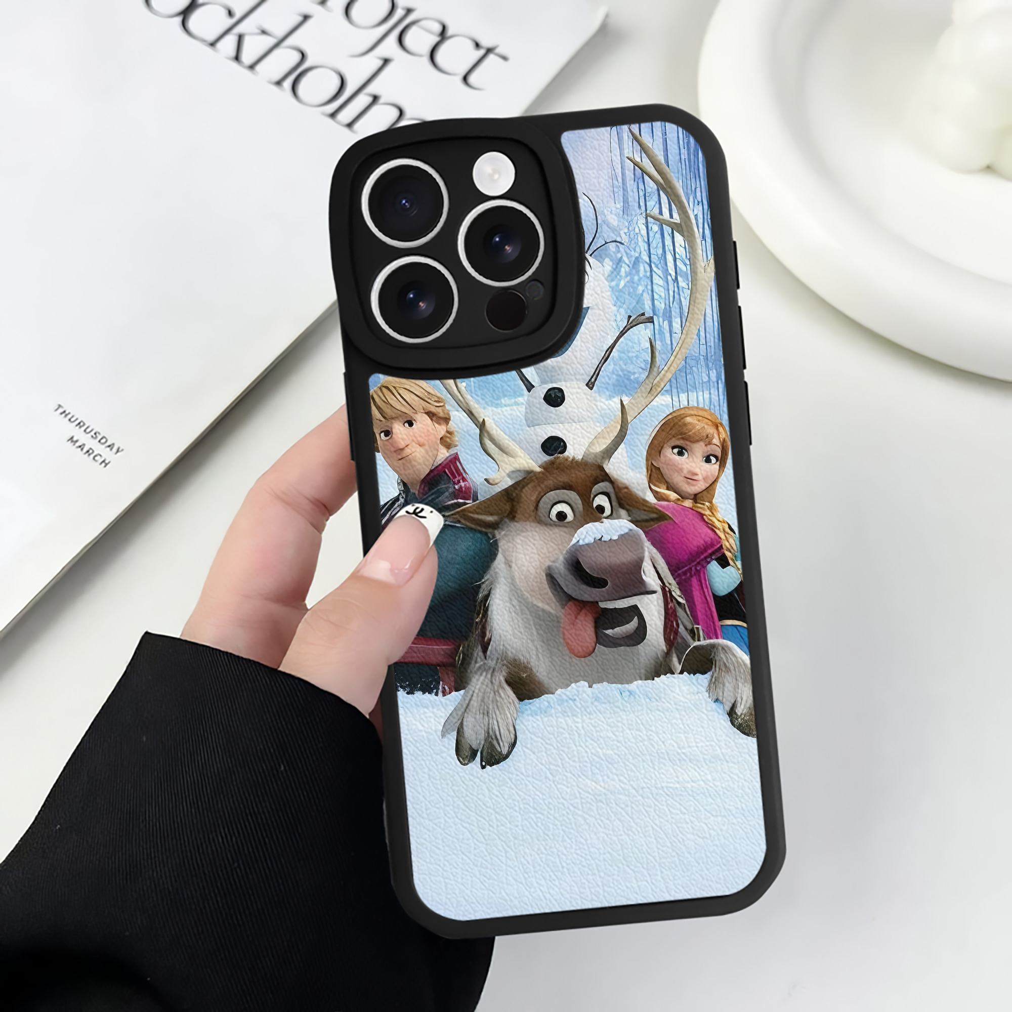 （画像用） アナと雪の女王 アンナ エルサ Frozen Anna Elsa 【iPhone 16シリーズ対応】シリコンスマホケース（レザー調） 材質：シリコン